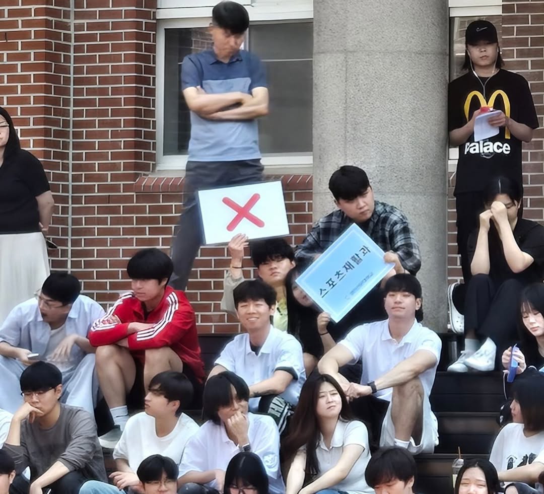 백호체육대회  5월 29일부터 30일까지 이틀간 열린 백호체육대회가 성황리에 마무리되었습니다   우리 스재 학생들도 다양한 종목에 열정적으로 참여하며, 오늘 무사히 대회를 마쳤어요  축구, 짝피구, 계주 등 여러 종목에서 모두가 열정 가득한 모습으로 함께해 주었고, 우리 스재 부스인  영진선수촌 에서는  턱걸이와 매달리기 측정  양궁 과녁 맞추기등 재미있는 체험들이 진행되었답니 (2).jpg
